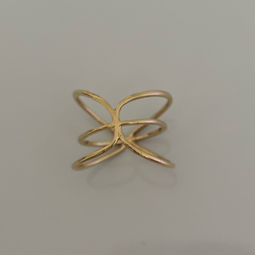 Elegant Gold Crisscross Ring - Picture 10 of 10